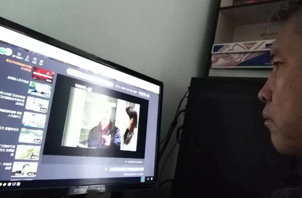 柳江造紙廠黨員干部通過(guò)網(wǎng)絡(luò)直播收看報(bào)告會(huì)1.jpg 柳江造紙廠黨員干部通過(guò)網(wǎng)絡(luò)直播收看報(bào)告會(huì)1.jpg